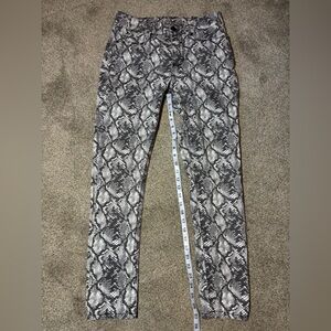 Seven 7 Stylish Snake Print Skinny Jeans - size 8.